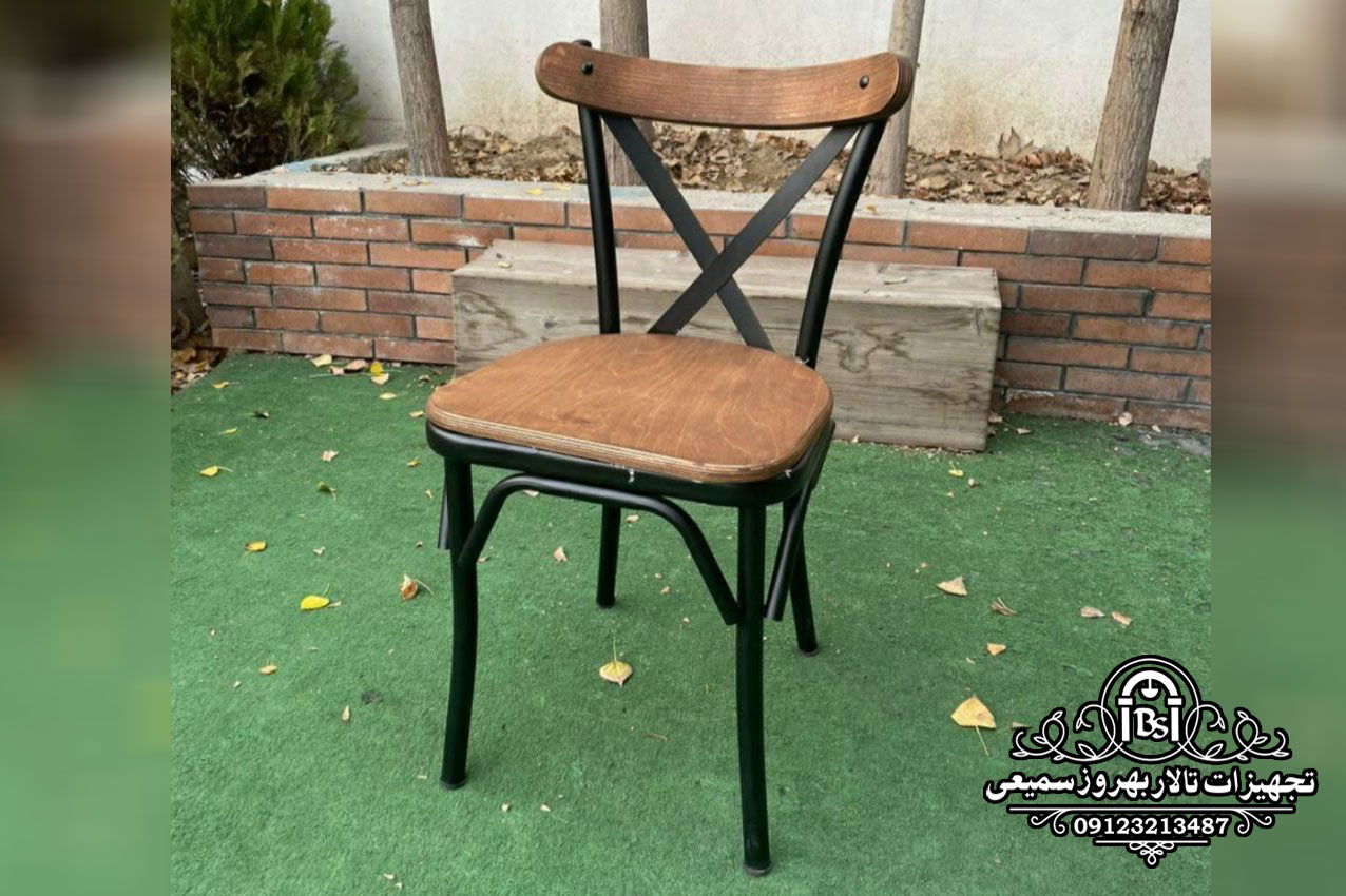 صندلی روستیک فلزی با کف و پشتی چوبی